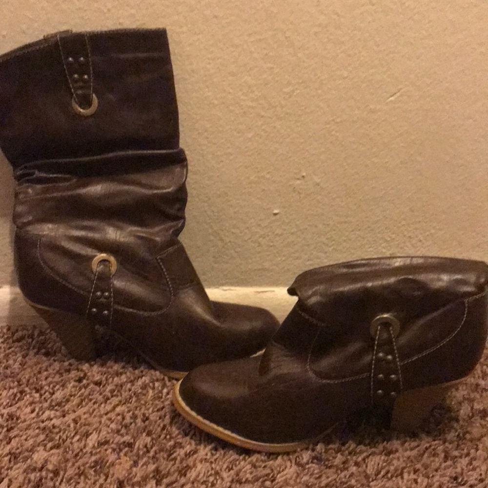 🌼Cute boots. Every girl needs for their closet🌼